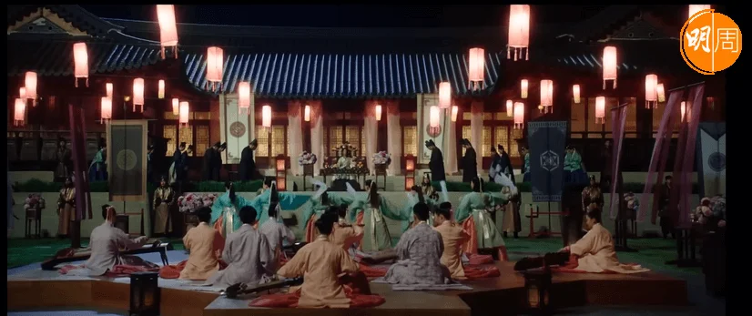 在大湖國的國宴上,只有皇后坐在大殿,皇上不見了,是否大權落在皇后身上?