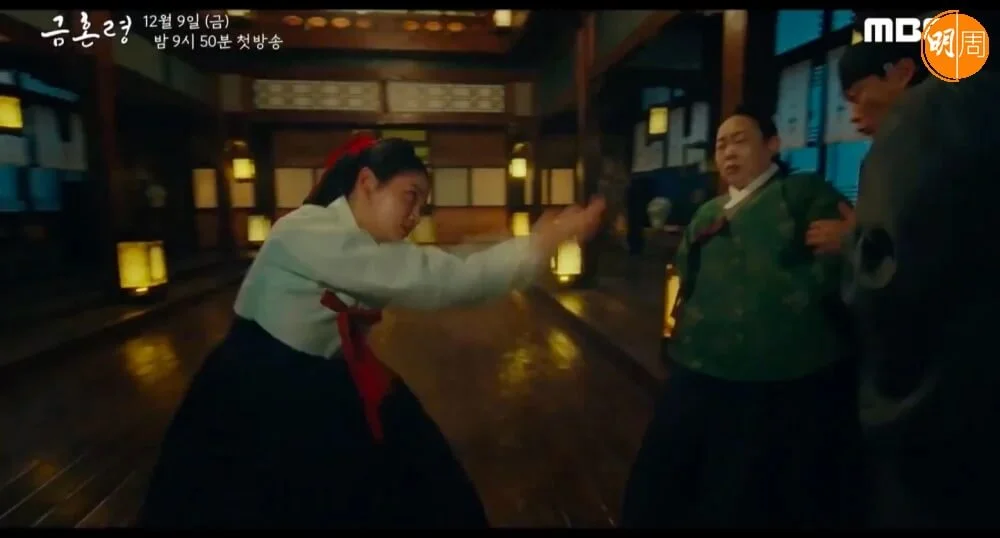 朴柱炫扮被世子殯上身那幕，好搞笑。