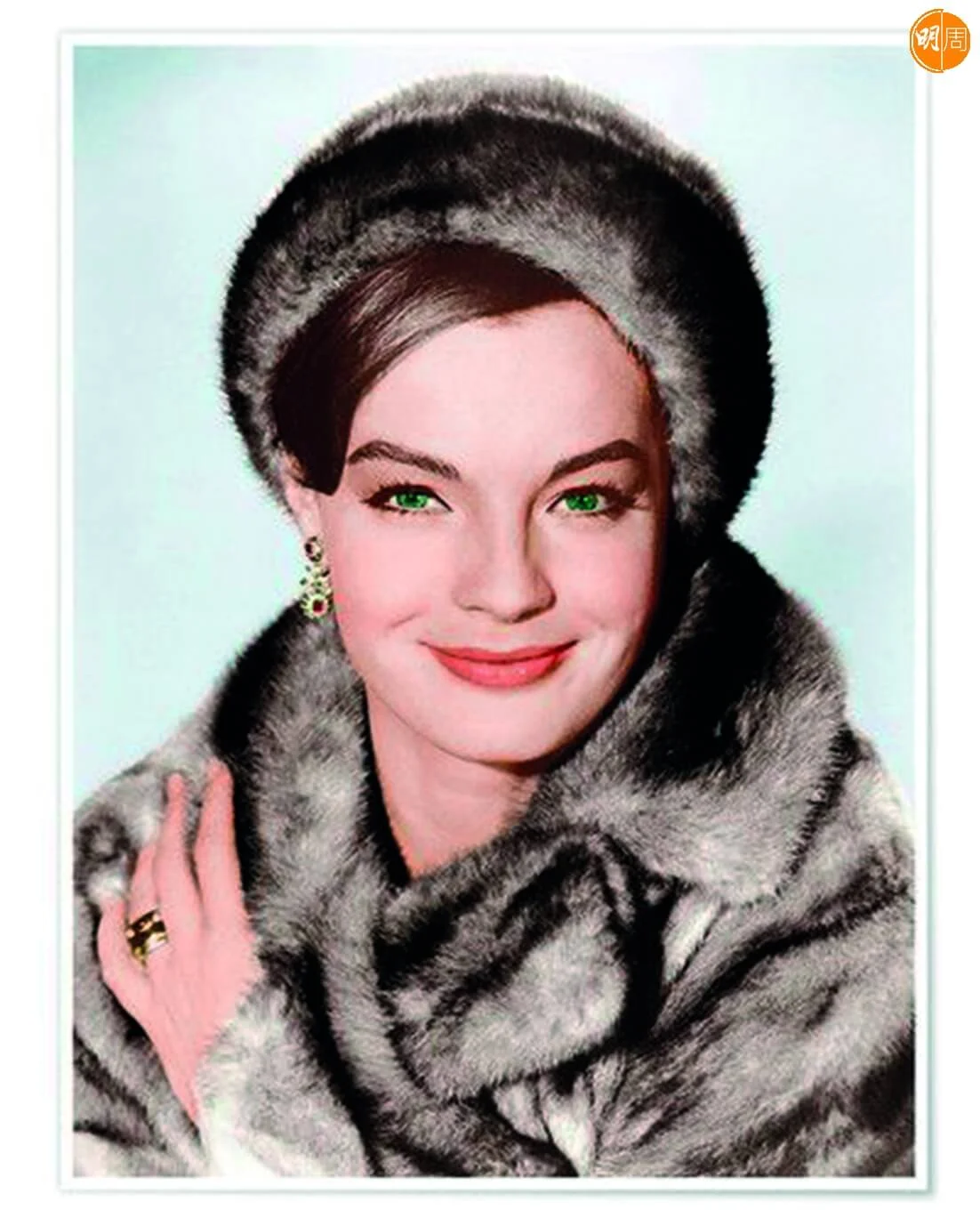 美艷不可方物的羅美雪妮黛(奧地利裔),當然勝任雍容華貴的角色。兼且古今皆宜,她的戲寶之一,便是三集歷史人物電影《茜茜公主》。但論成為傳奇,則拜她後期的電影生涯所𧶽。尤其與阿倫·狄龍的五年愛情。嘉玲比她更長情,與謝賢的戀史是七年。