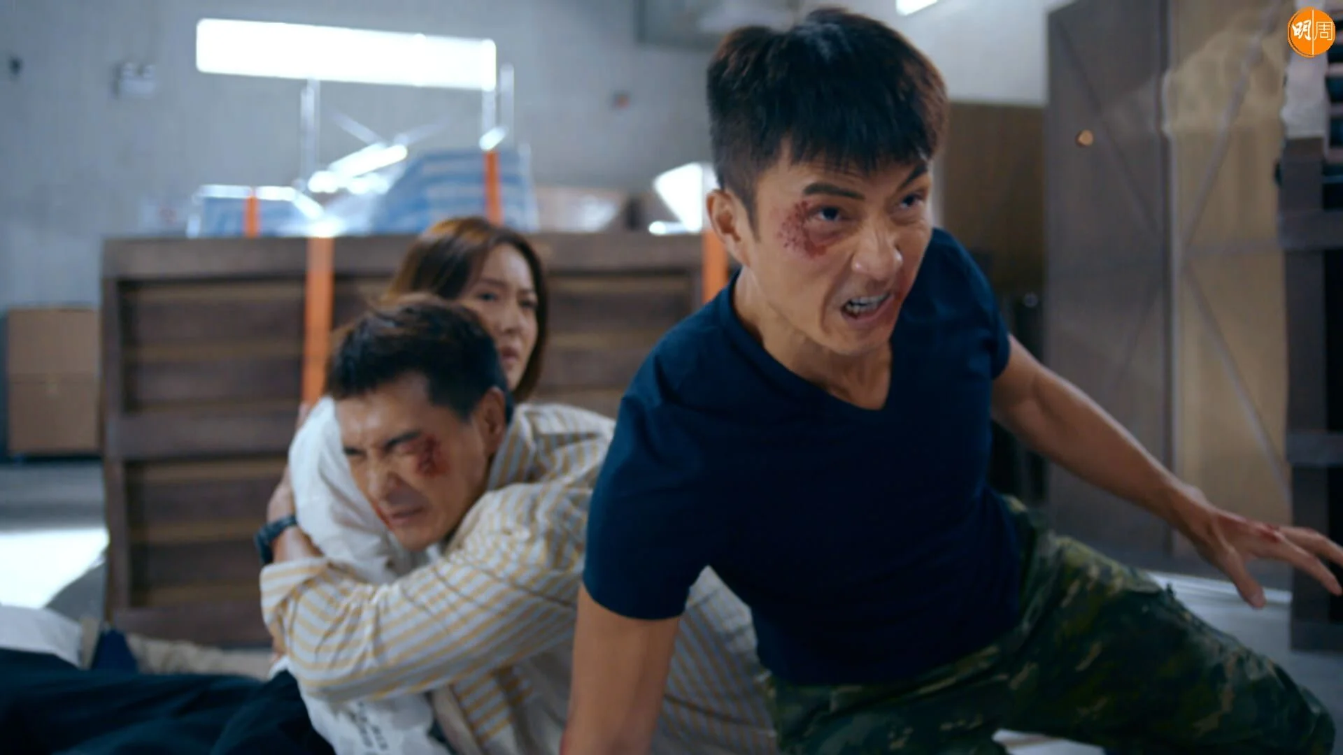 異能頻頻失靈嘅高勇（右）居然衝前擋子彈。