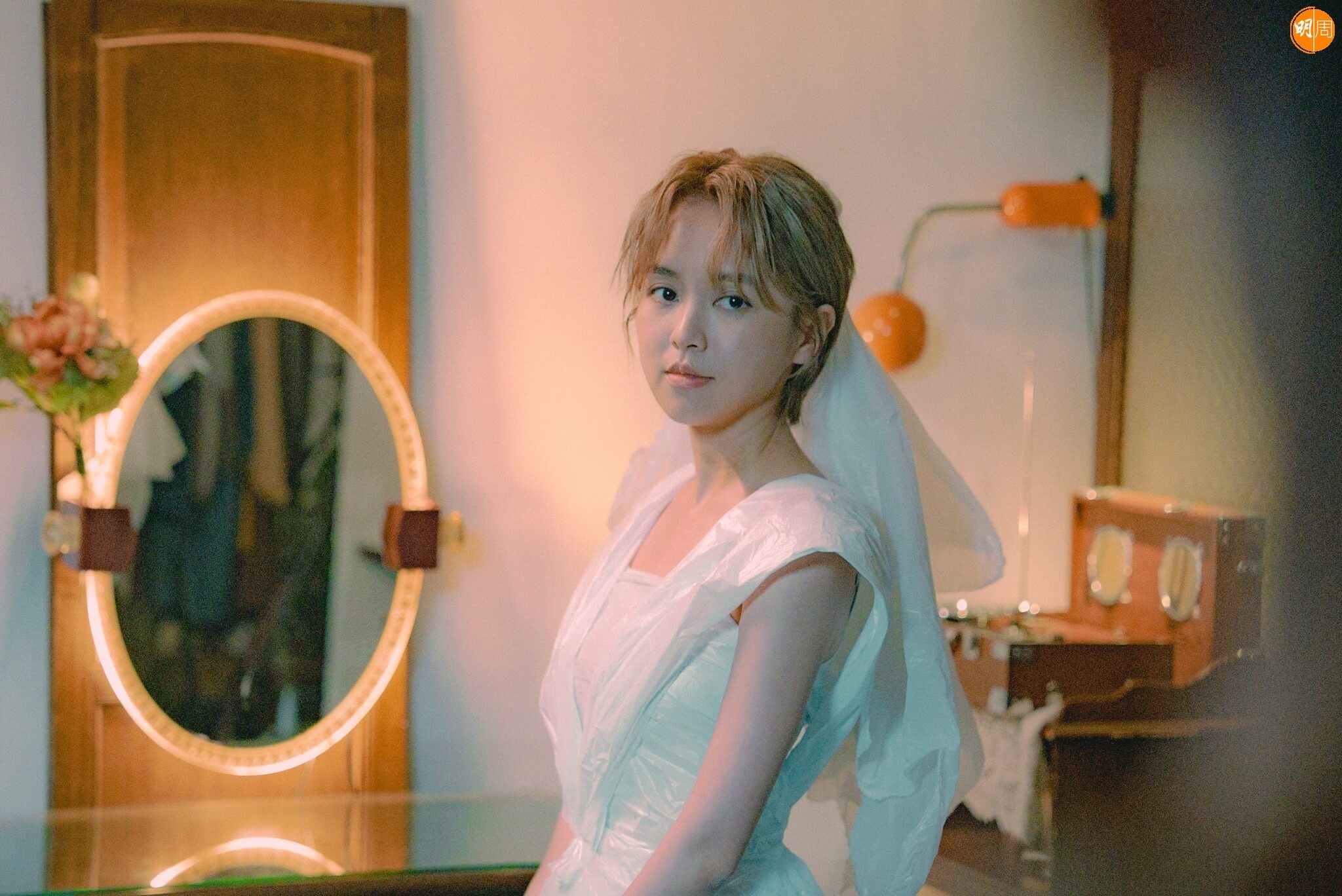 Cecilia穿上膠袋製成的婚紗拍攝新歌MV