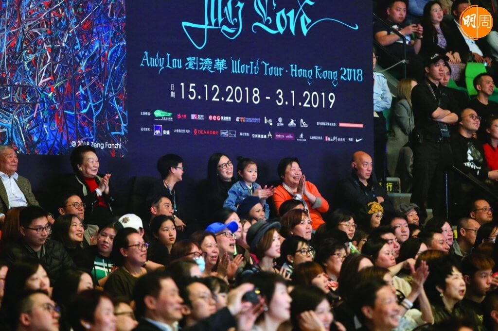 華仔一八年的紅館演唱會，太太朱麗倩與女兒劉向蕙，首次坐在控制台前欣賞，太太不時熱烈拍掌。