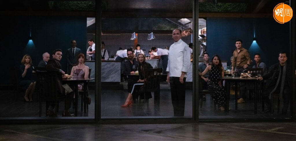 《五腥級盛宴》中，一眾賓客被困在地獄廚神賴夫費恩斯主理的餐廳內，像《虎膽龍威》餐廳版，又或是禁室電影餐廳版。