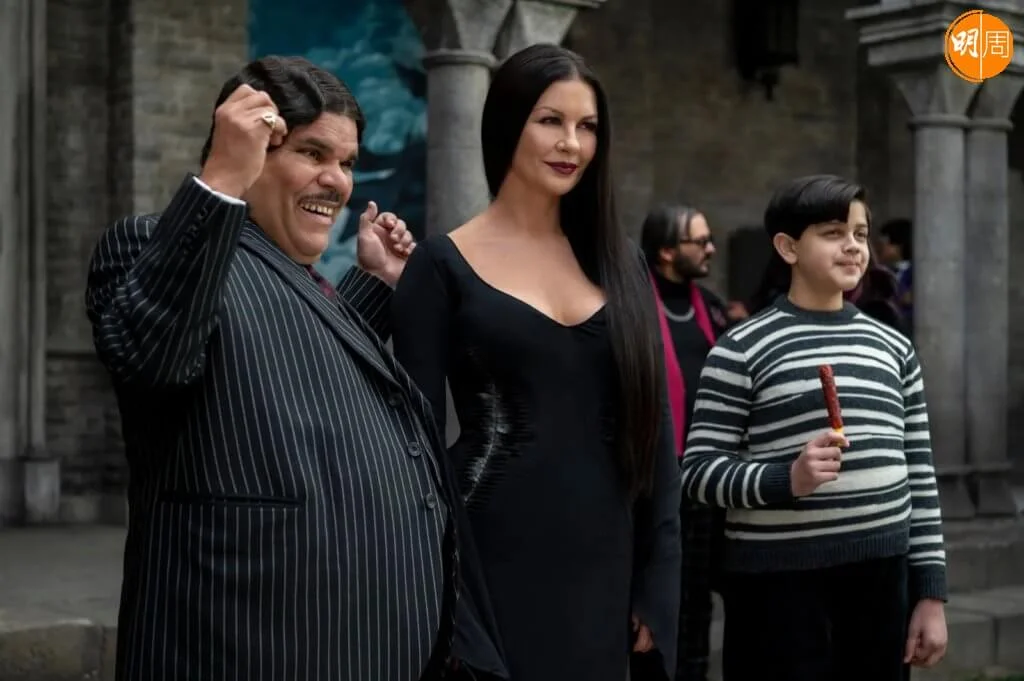 嘉芙蓮扮演Wednesday的母親，不忘大賣性感。