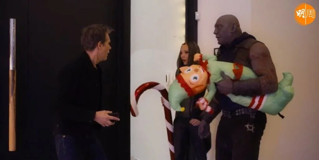 螳螂女與達拉斯綁架荷李活影星奇雲貝根,當做聖誕禮物氹星爵。