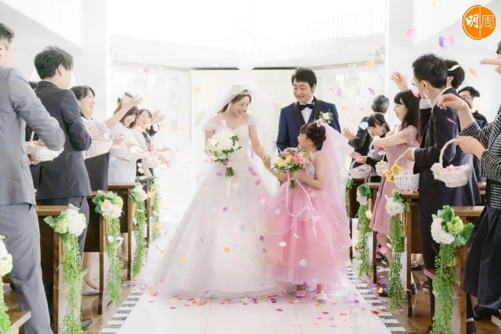 石原聰美片中首嫁大森南朋，希望從此好好照顧繼女。