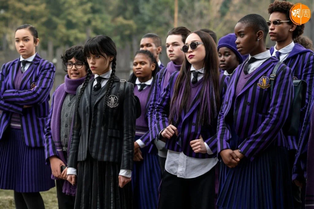 Wednesday在新校化身偵探少女，利用通靈能力，解開一連串靈異謎團。