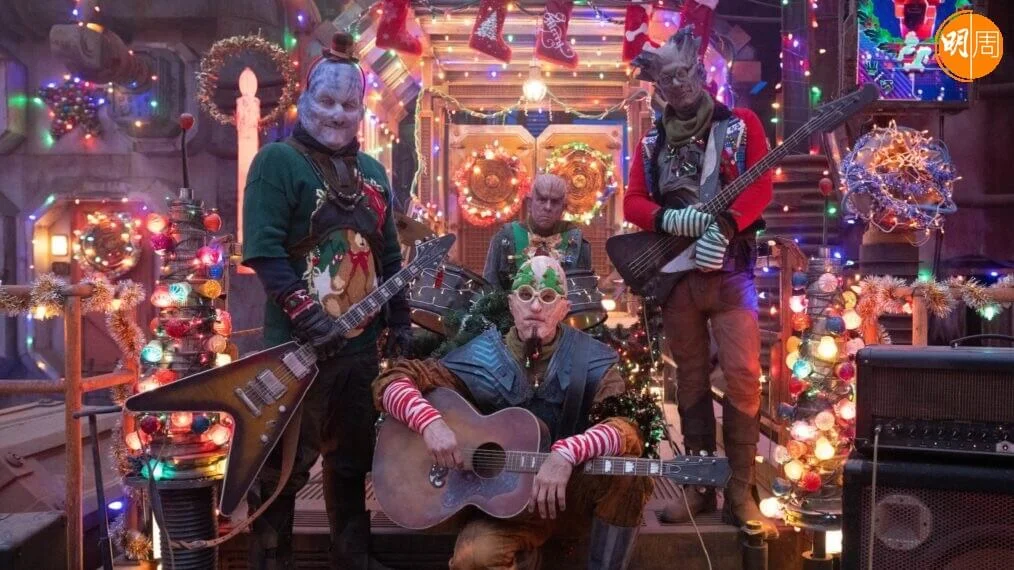 劇集尾聲變成皆大歡喜的聖誕歌唱派對。