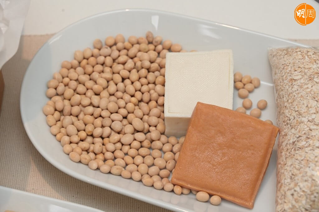 大豆類食物有纖維和大豆異黃酮，可從豆腐、豆乾和豆漿中攝取。