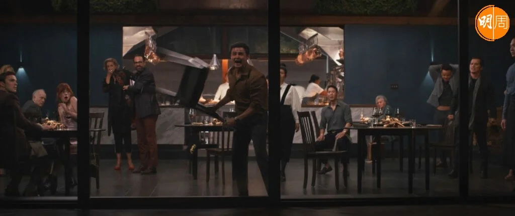 賓客受驚發狂,欲逃出餐廳。