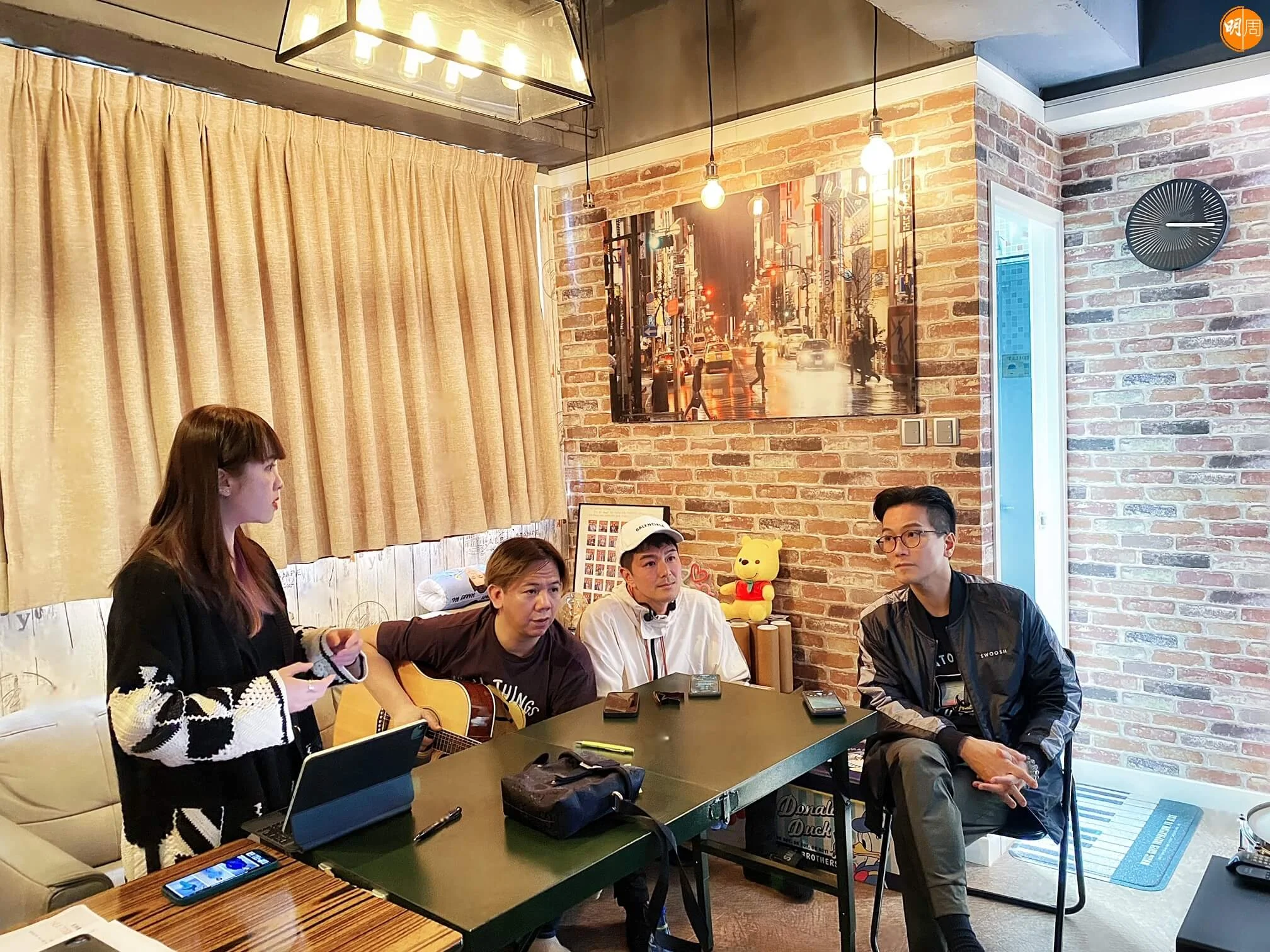 伍仲衡、蕭正楠與區永權跟設計師開服裝大會。