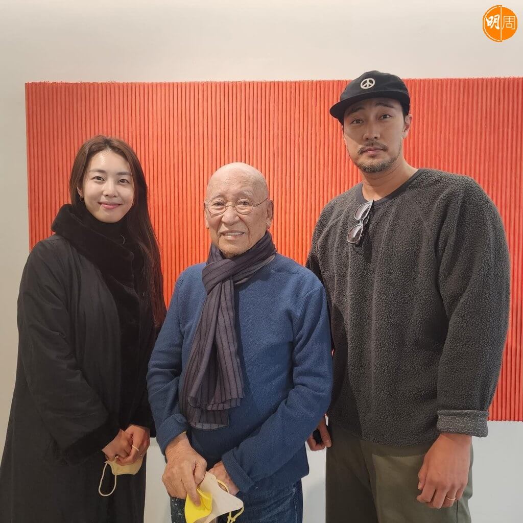 蘇志燮夫婦上星期參觀畫展，與韓國藝術家朴栖甫合照留念。