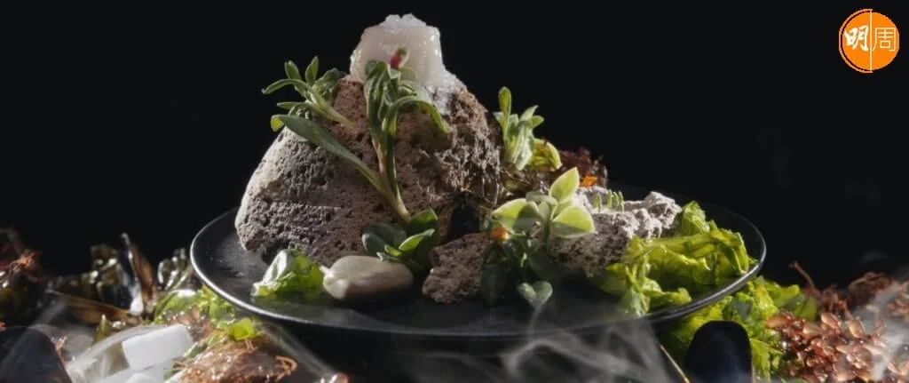 片中精緻菜式由米芝蓮三星大廚親自主理。