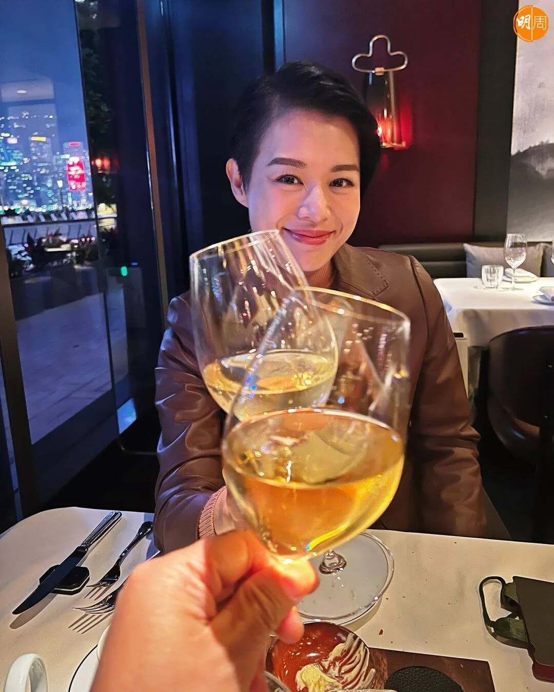 胡杏兒在老公視覺拍下的碰杯慶祝照。