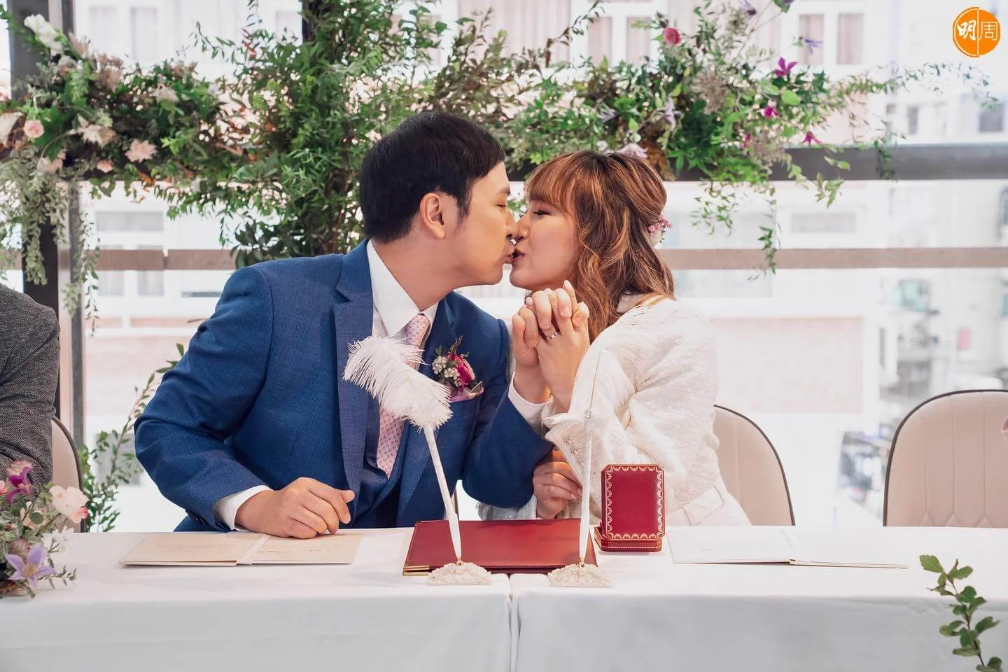 李泳豪結婚當日，施明與李泳漢均沒出席，惹母子不和揣測。
