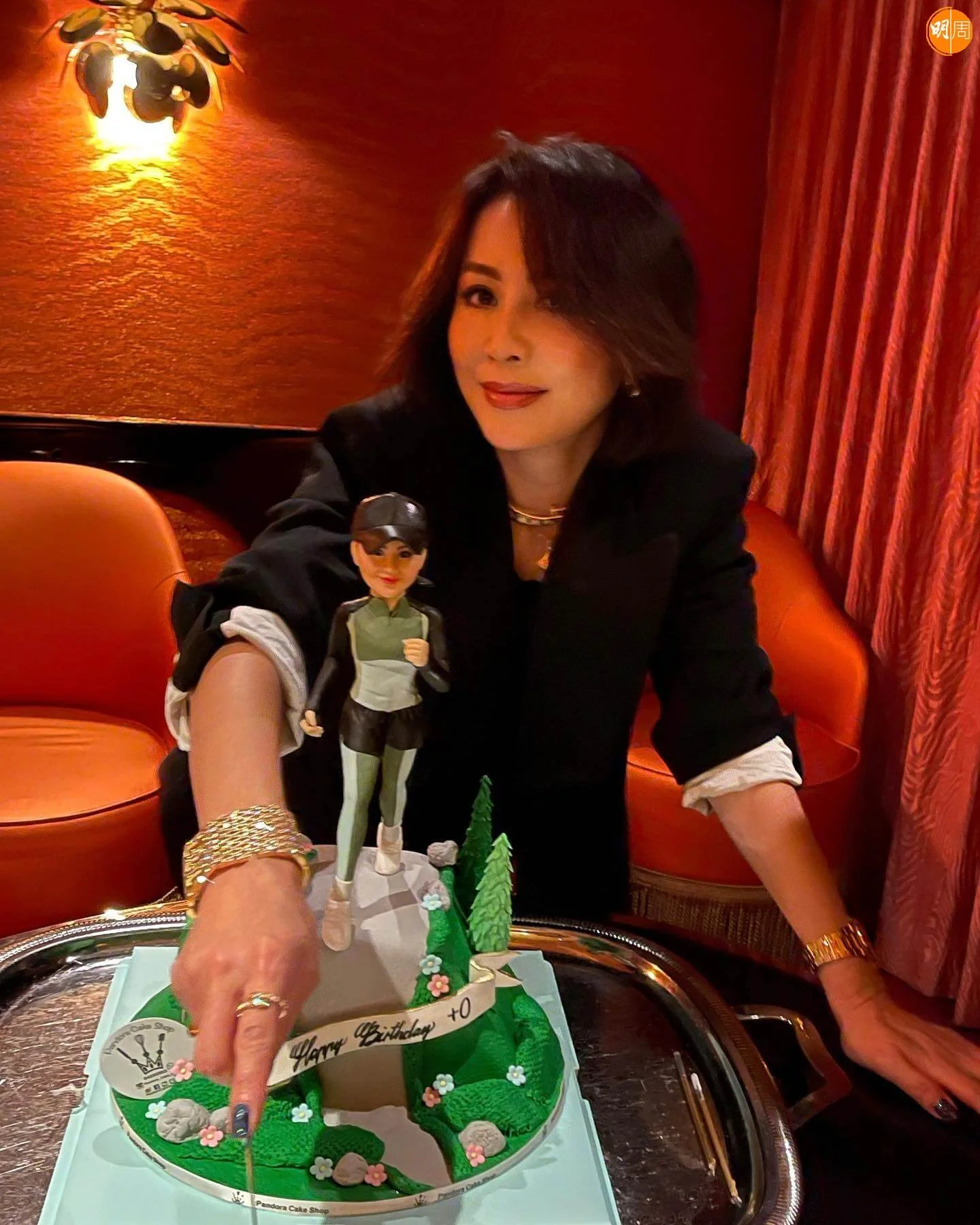 周四生日的嘉玲，獲跑友丁子高送行山造型蛋糕預祝。