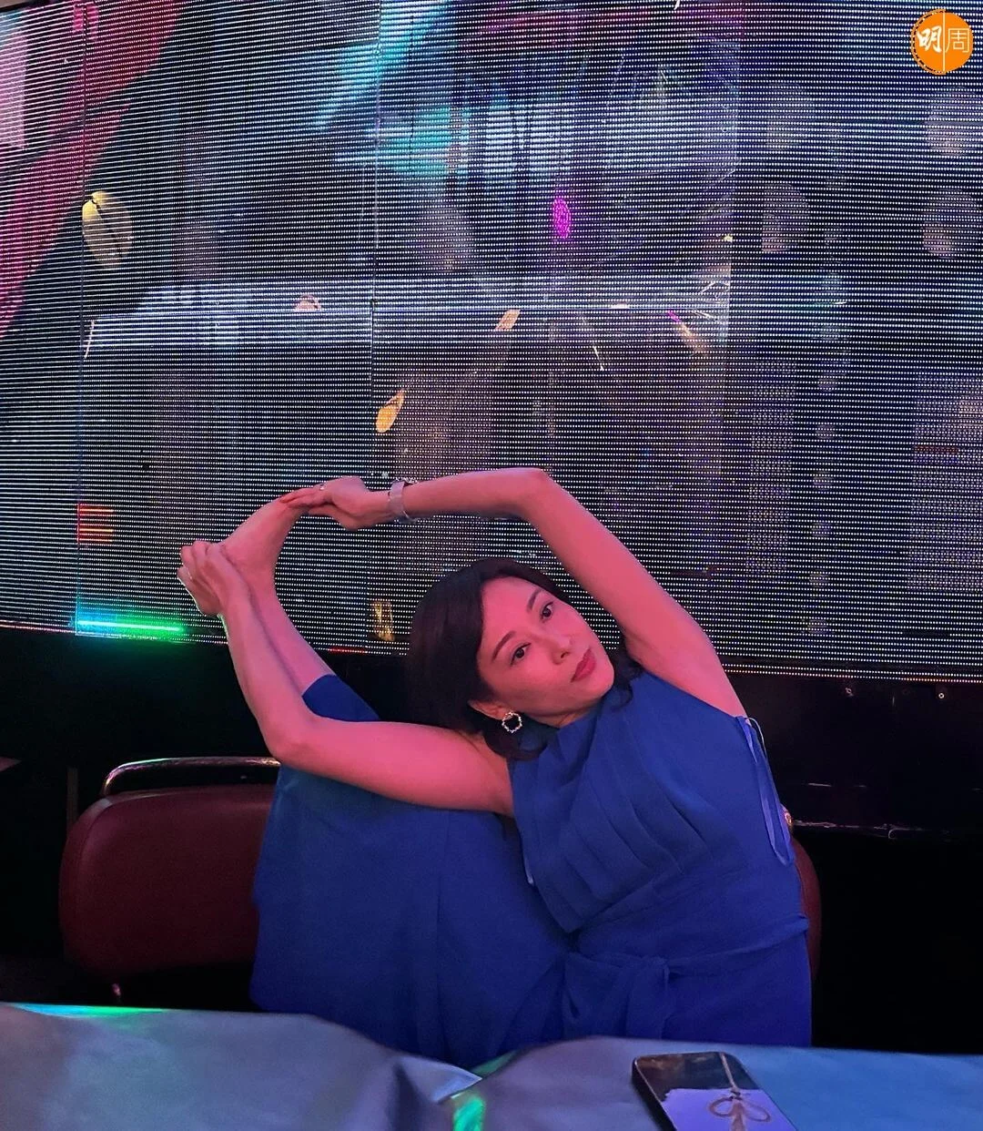 為了努力Keep Fit，場卓娜不論身在任何地方，都趁機拉筋。