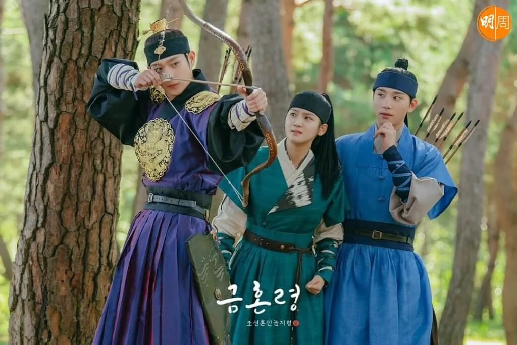 金宇錫飾的李新源，本來跟朴柱炫有婚約，今次跟君王上演三角戀。