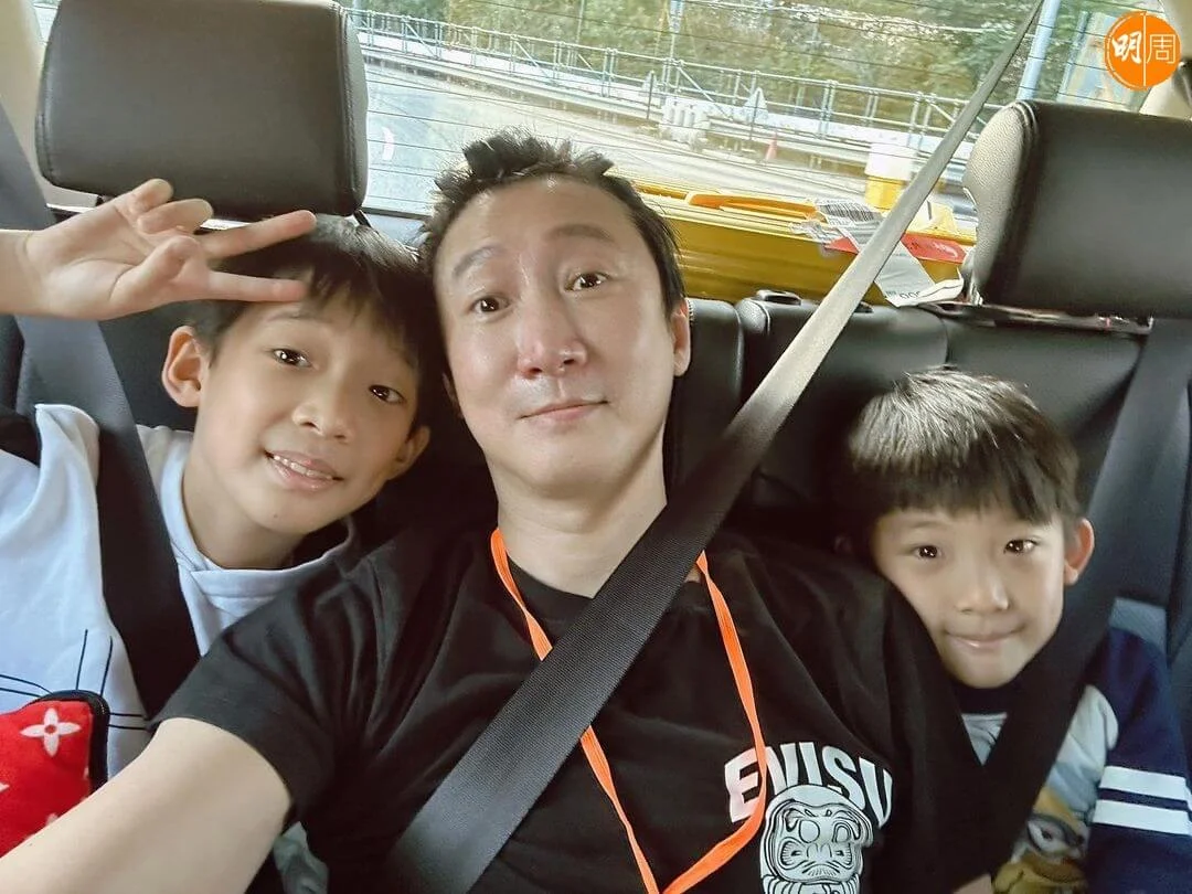 洪天明終於返港了，兩個囝囝最開心。