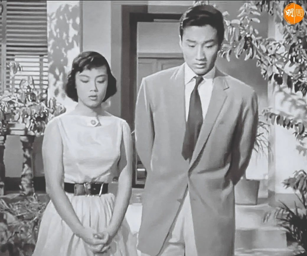 謝賢與南紅，謝賢與江雪，謝賢與嘉玲，雖然演的都是花前月下，卿卿我我，但謝賢與嘉玲才是現實中拍過拖的一雙璧人。現實的另一面，是謝賢與南紅在電視劇中一個男主，一個甘草，嘉玲因為息影，即便以評判身份出現熒幕上，也是謝賢輕執小手，永遠的登對。