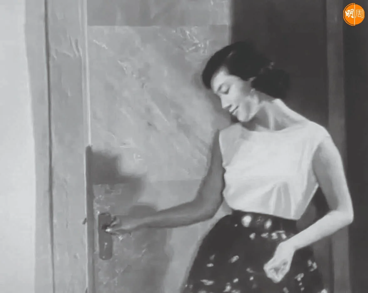 嘉玲是畫，卻不是模特。模特是定格，嘉玲是動態，然而動中有靜。而且嘉玲不是人像，也不是still life，她是landscape，她是火車裏的人所見的窗外，風景無聲，但它的美比說話更有力量，如同電影中的嘉玲，舉手投足，猶勝萬語千言。