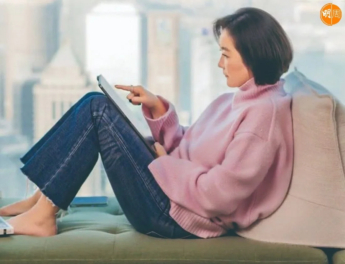 第二本著作《雲來雲去》已經用平板電腦作書寫工具。粉絲們應該覺得可惜了，作者的墨寶，和名畫一樣值得收藏。不過林青霞也開始畫畫，真跡還是可尋。