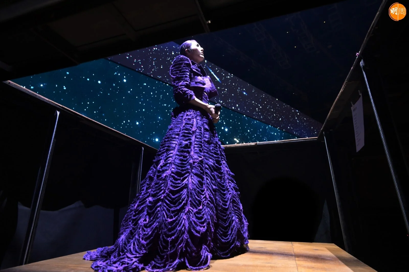 這個騷原定於去年舉行，足足延期一年，但千嬅認為時間剛剛好。