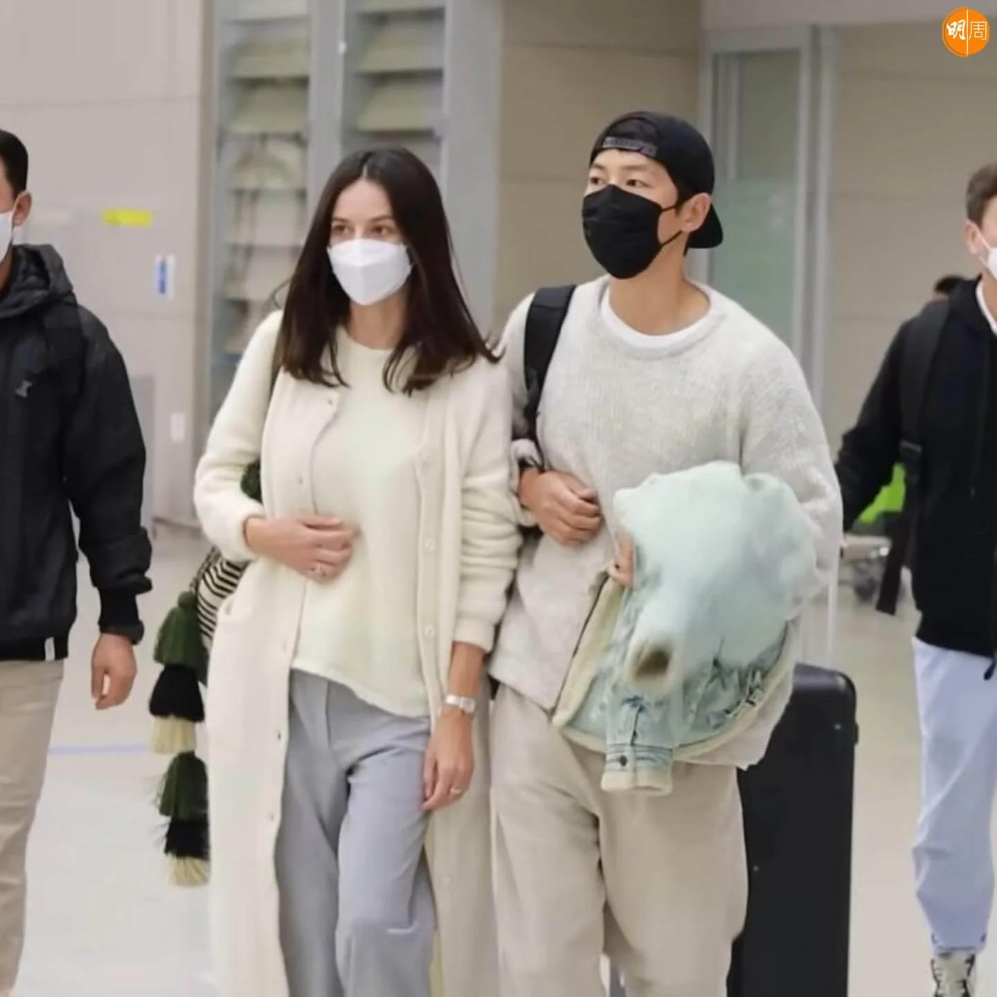 宋仲基早前自新加坡宣傳活動後,與女友一同返抵韓國。