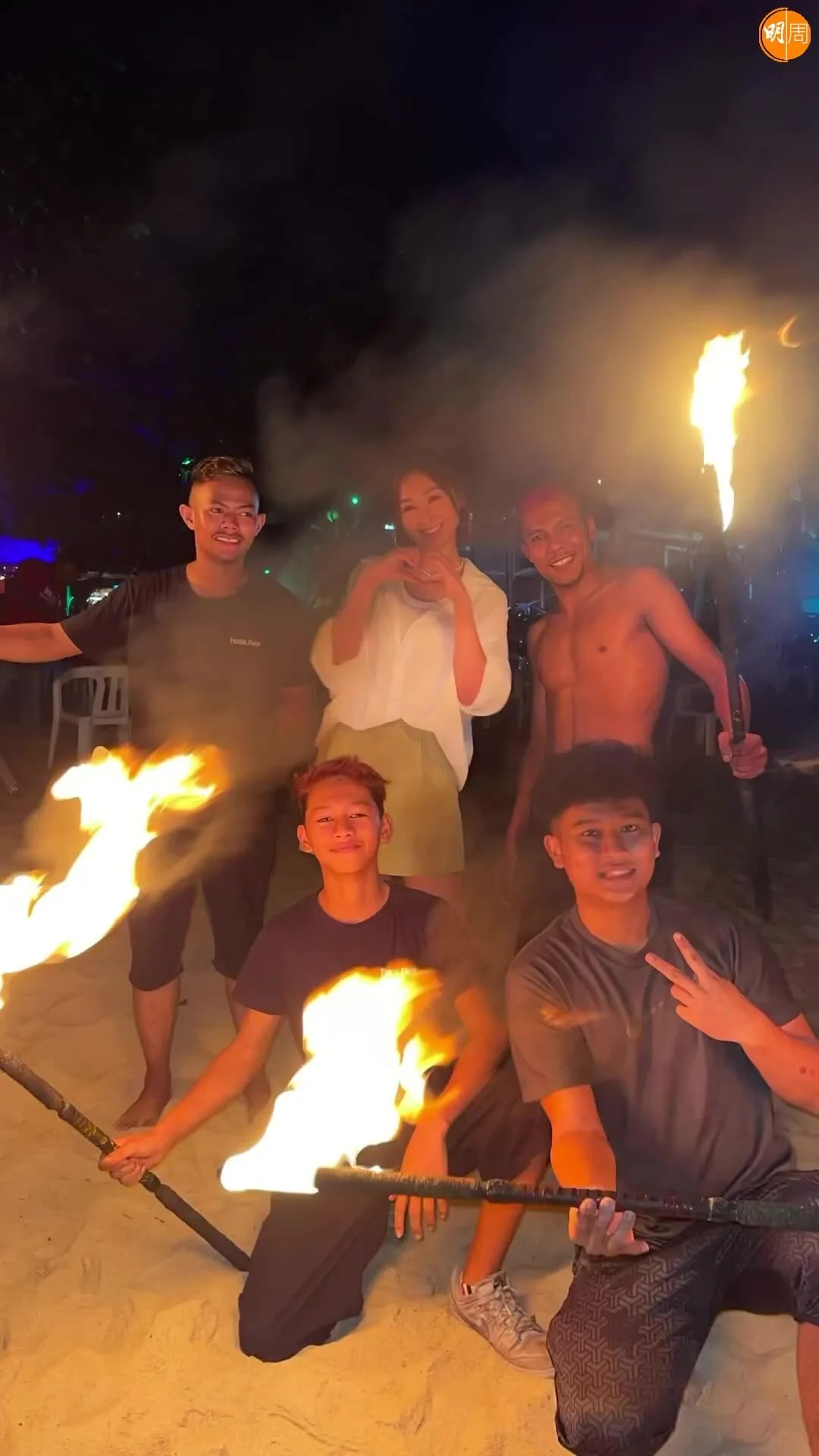 高海寧有幾位沙灘男給她火舞慶生好開心。