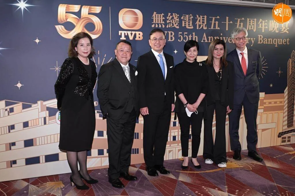 主席許濤（左三）與一眾管理層。