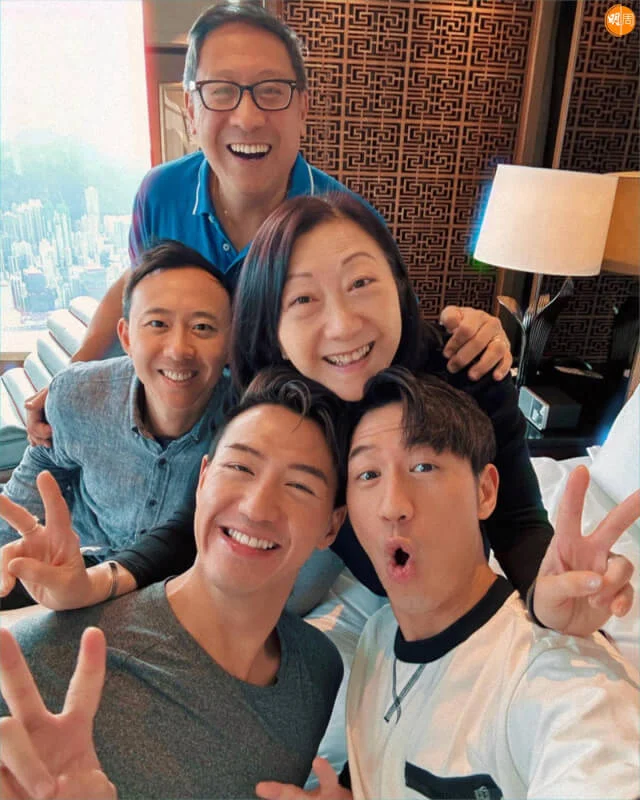 Jay和家人感情很好，由在加拿大辭職回港參加歌唱比賽，一直在背後支持。