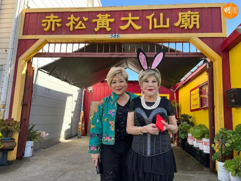 夏蕙BB與女兒在美國三藩市的黃大仙廟裝香，為香港人祈福，祝願大家身體健康！事事順利！