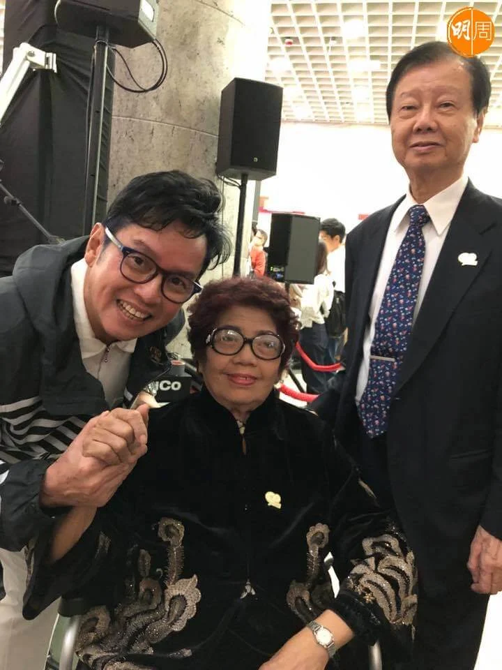 陳媽媽於2018年出席港台活動與譚詠麟合照。