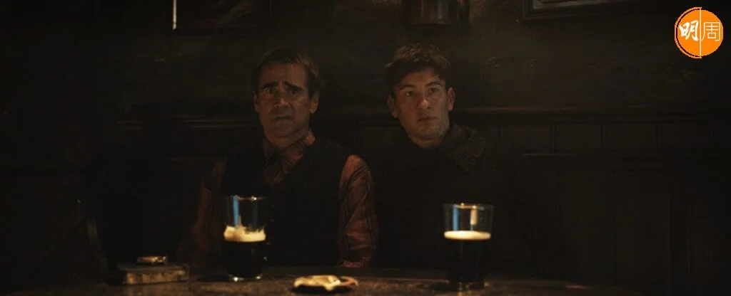 巴利高根(右)飾演哥連另一名年輕傻氣好友,搞笑又悲哀。