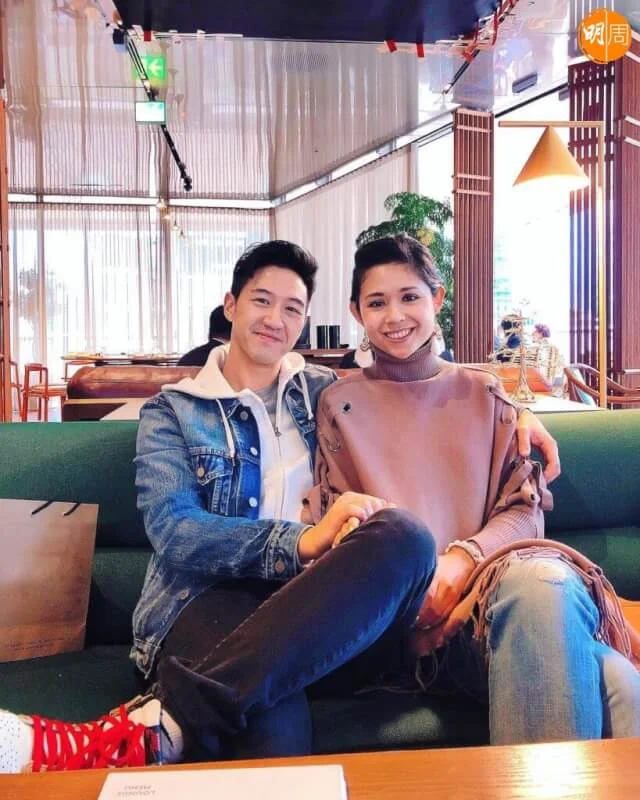 與圈外女友拍拖十多年，原來是透過弟弟的老友認識對方。