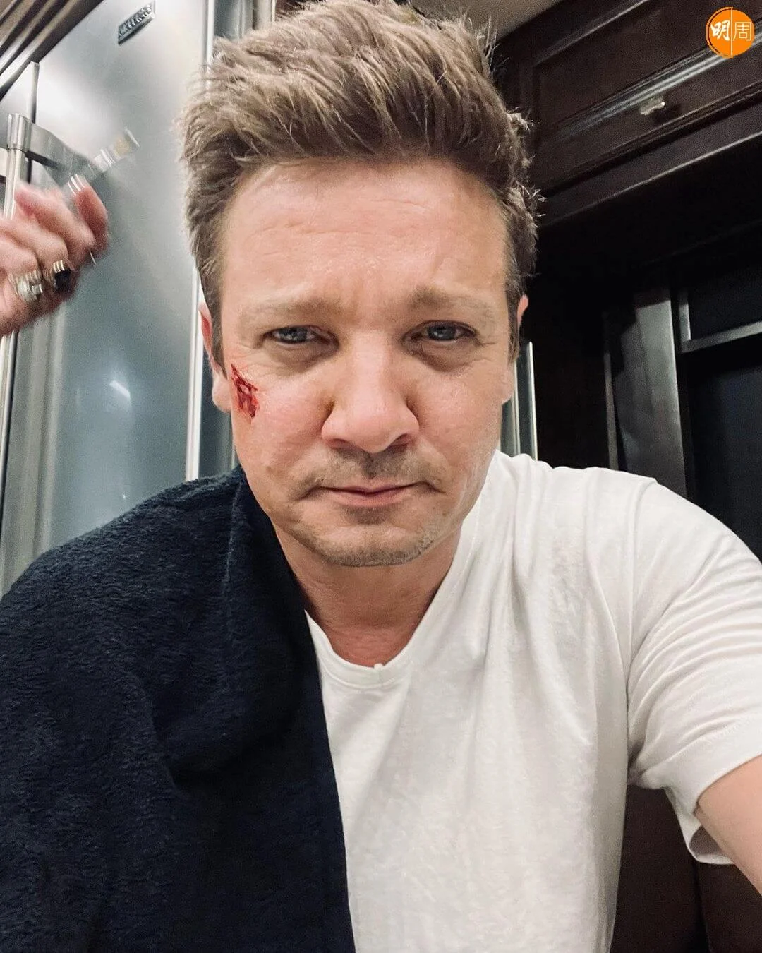 謝洛美溫在家門前清理積雪時出意外受傷。