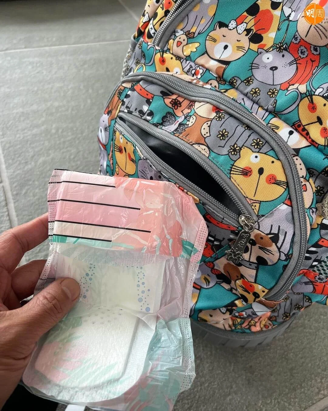 吳彥祖拍下為囡囡買的新書包，及「附送」的M巾。