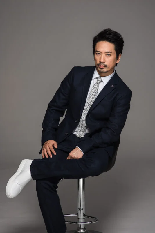 Eric Kwok在《REMEMBERING LESLIE》企劃中與多位新生代歌手合作,繼Anson Lo後,曾比特和任暟晴接力獻聲。