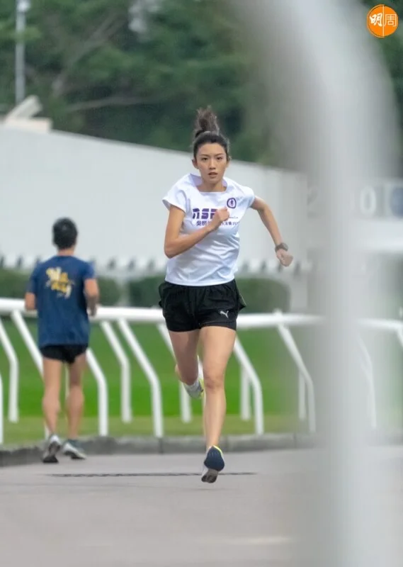 思貝2個月前已開始Keep住每星期練跑四天，每天訓練時間大概3小時。