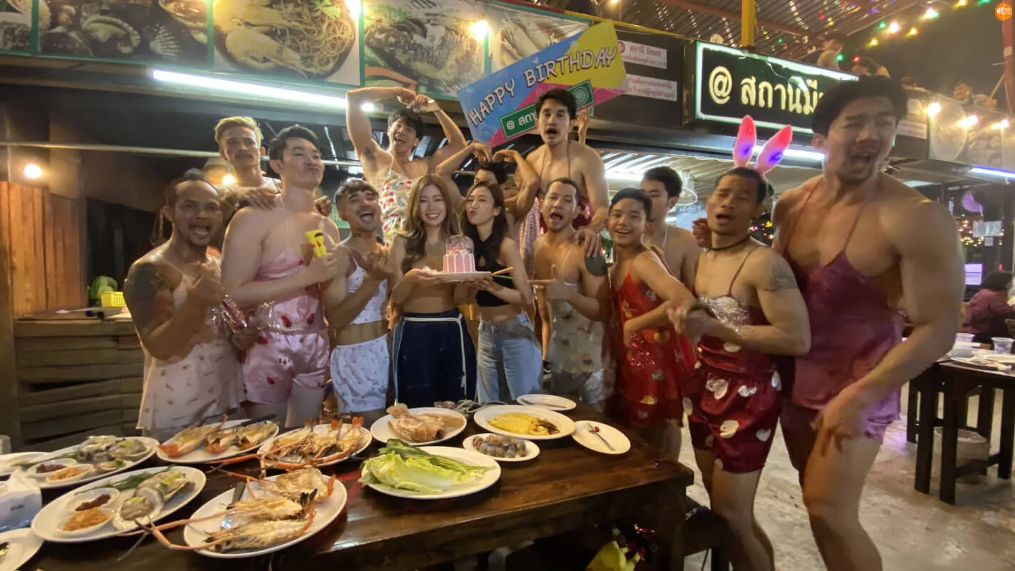 Roxanne在製作組協助下鎖定位於曼谷的猛男海鮮餐廳為Stephanie慶生。