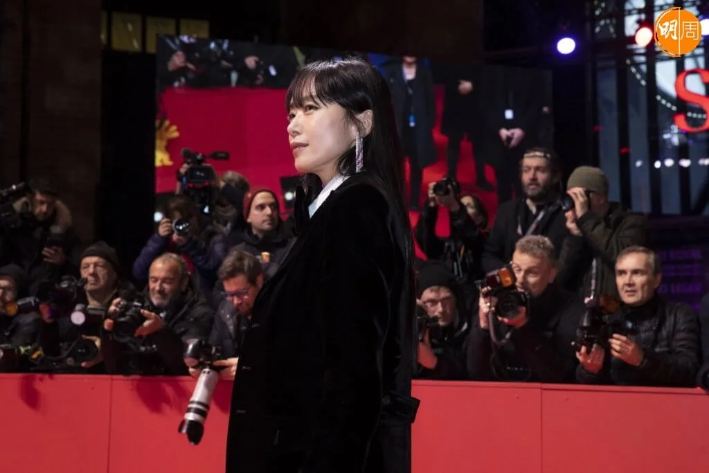 全度妍的 tuxedo 紅地毯造型散發中性感覺,剛中帶柔。