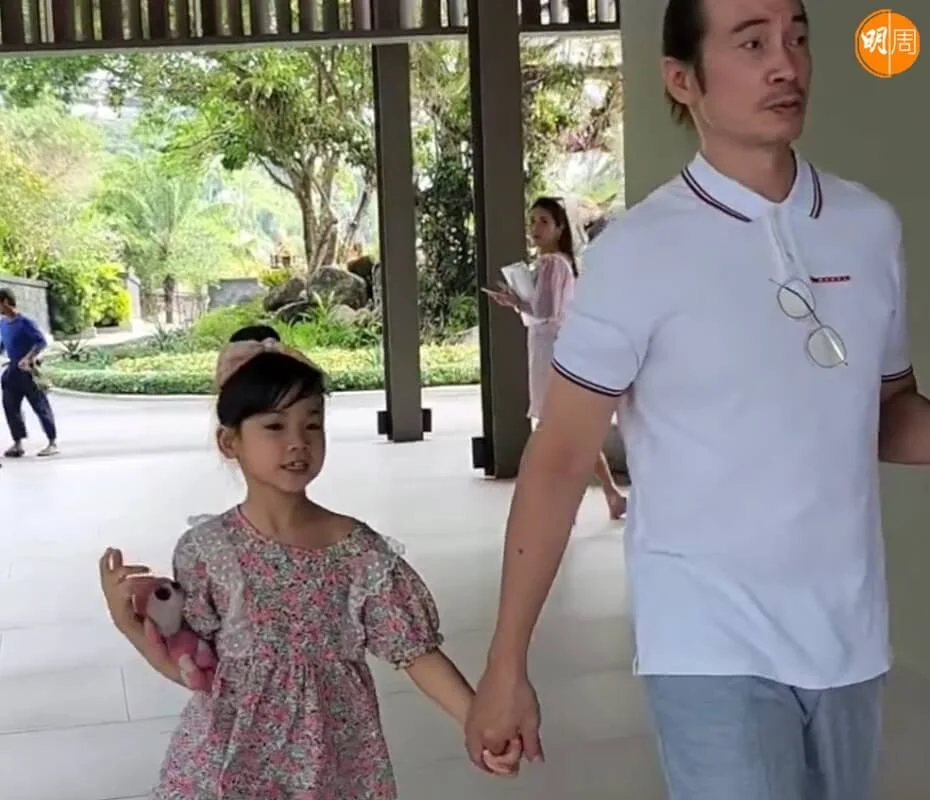 陳豪拖住前世情人。