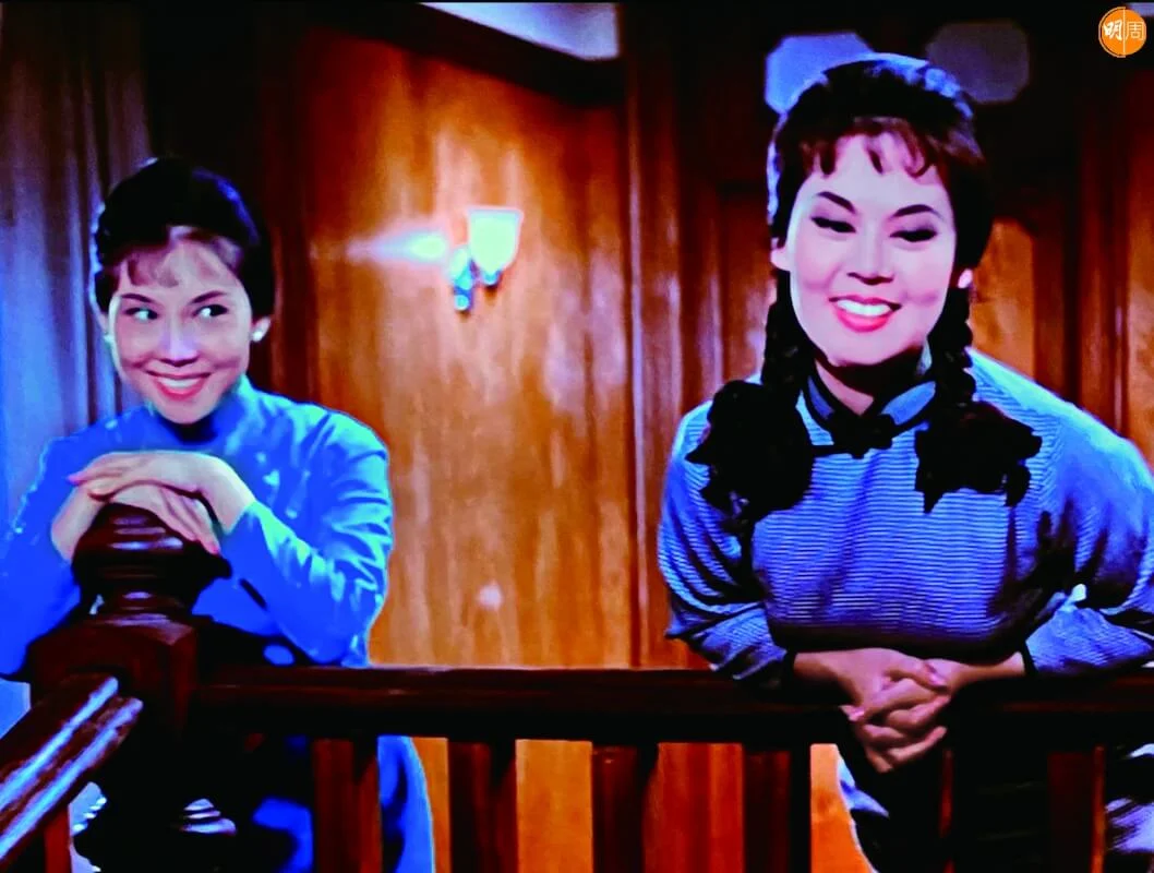 顧媚與林黛同框，顧寫：「前一晚我們還在片場拍攝《藍與黑》（上集）（1966），林黛還談笑自若，想不到一夜之間發生了如此巨變。」紥孖辮的少女唐琪，梳髻的是表嫂。