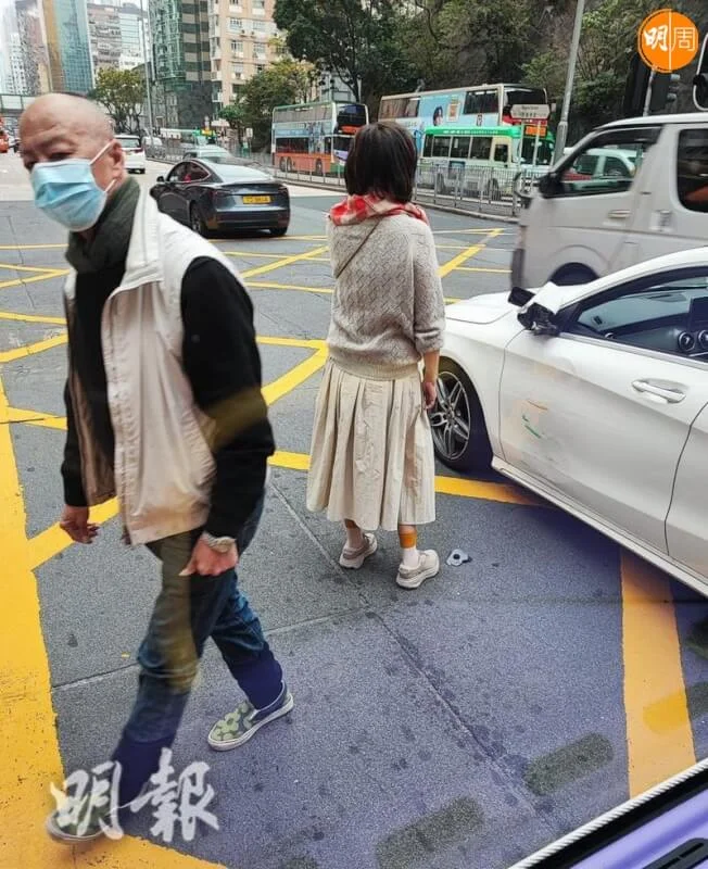 狄龍與太太陶敏明被途人拍到在肇事現場。(明報圖片)