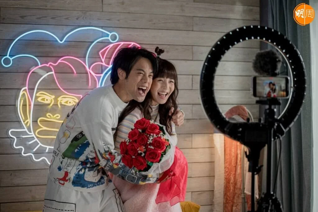 阿冰與陳健朗在戲中經營「小丑男女」Youtube頻道，為挽回低迷點擊率，男方假裝拋棄她。