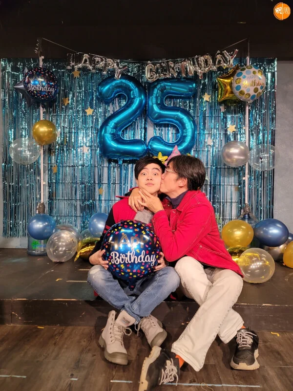 Ben Sir送吻賀陳恩碩生日。