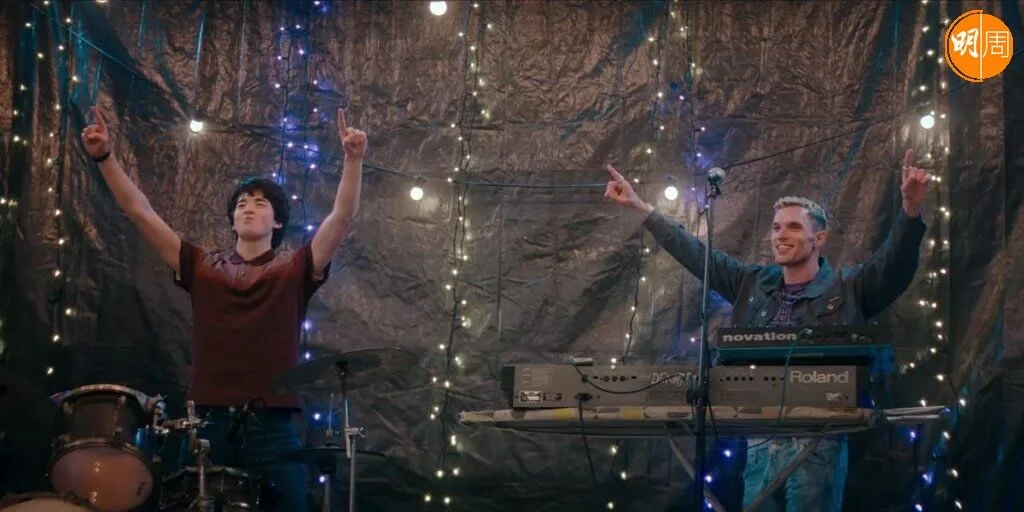 《權力遊戲》男星Ed Skrin（右）在《剎那的光輝》中與年輕自閉音樂人Leo Long有一段動人友情。