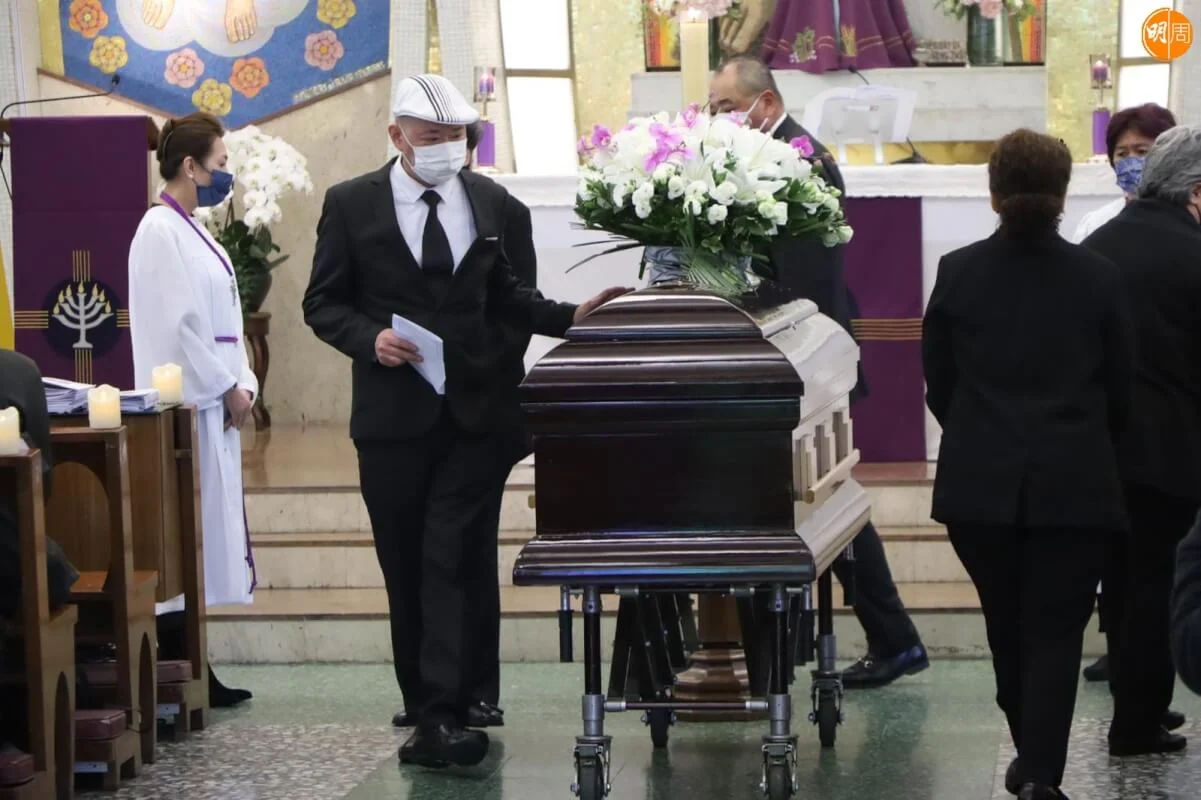 Andy則眼泛淚光,不捨地輕撫靈柩。