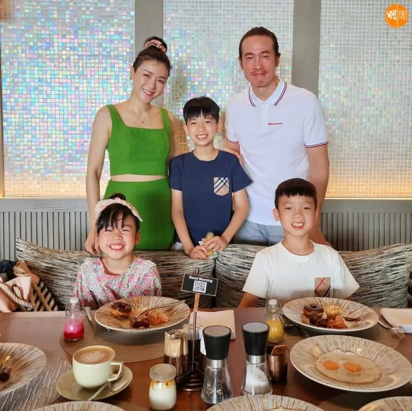 一家五口度假好開心。