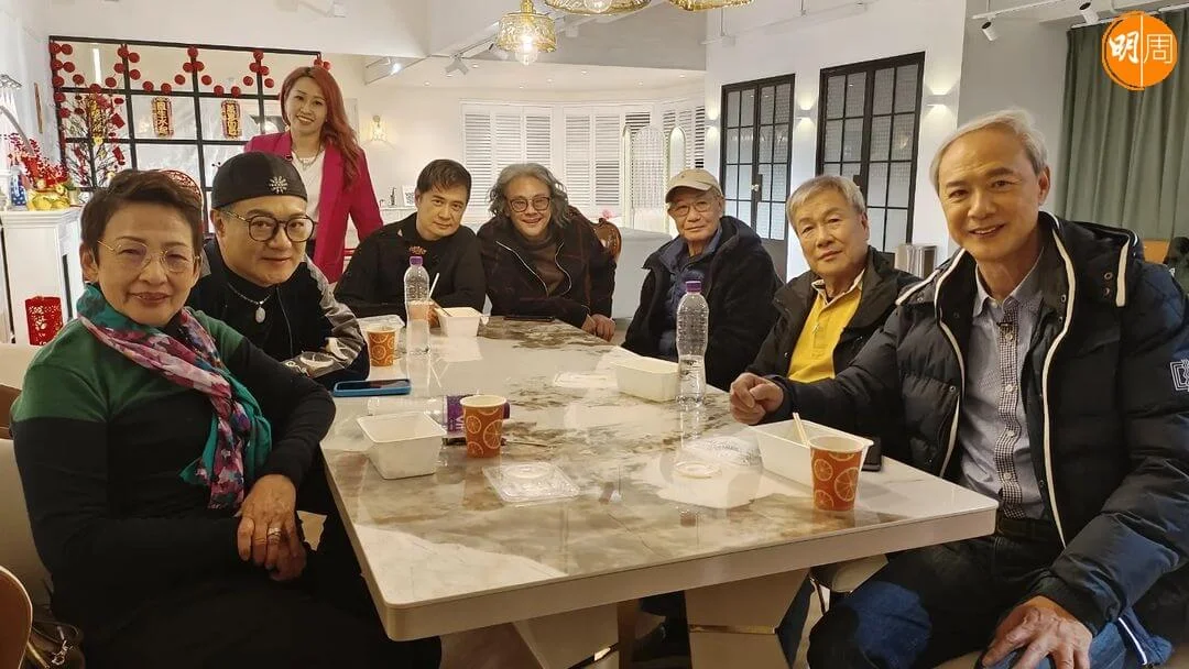 波姐與老友聚會後，同網民玩起遊戲來。